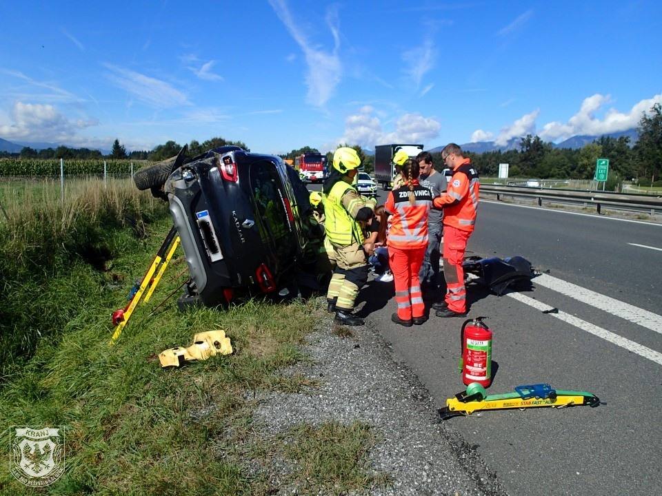 Prometna nesreča na avtocesti na izvozu Brnik