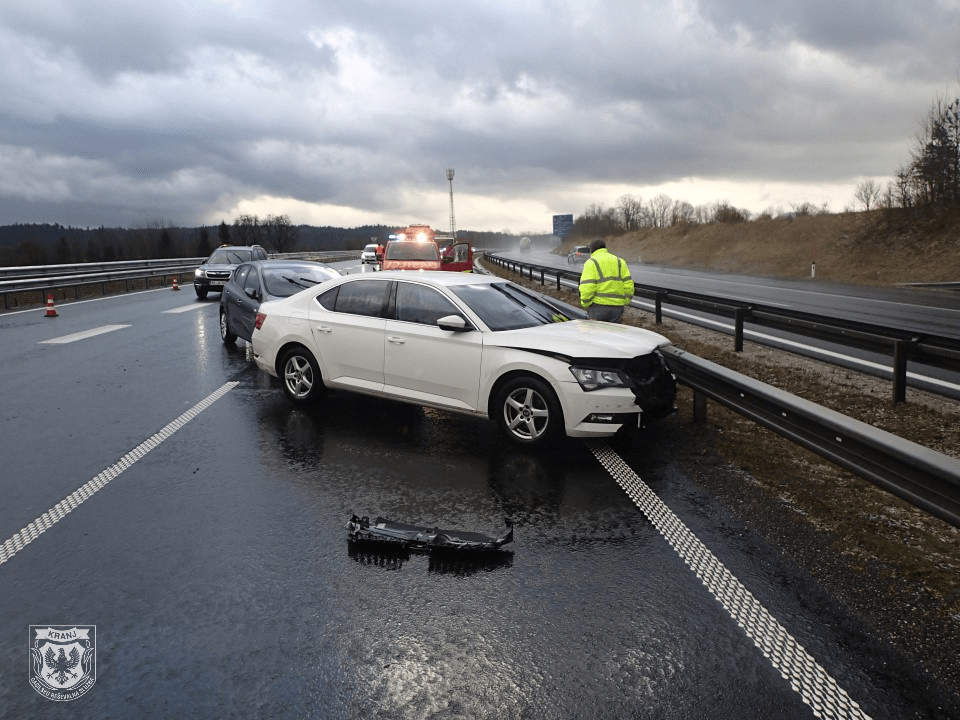 Prometna nesreča na avtocesti za izvozom Tržič
