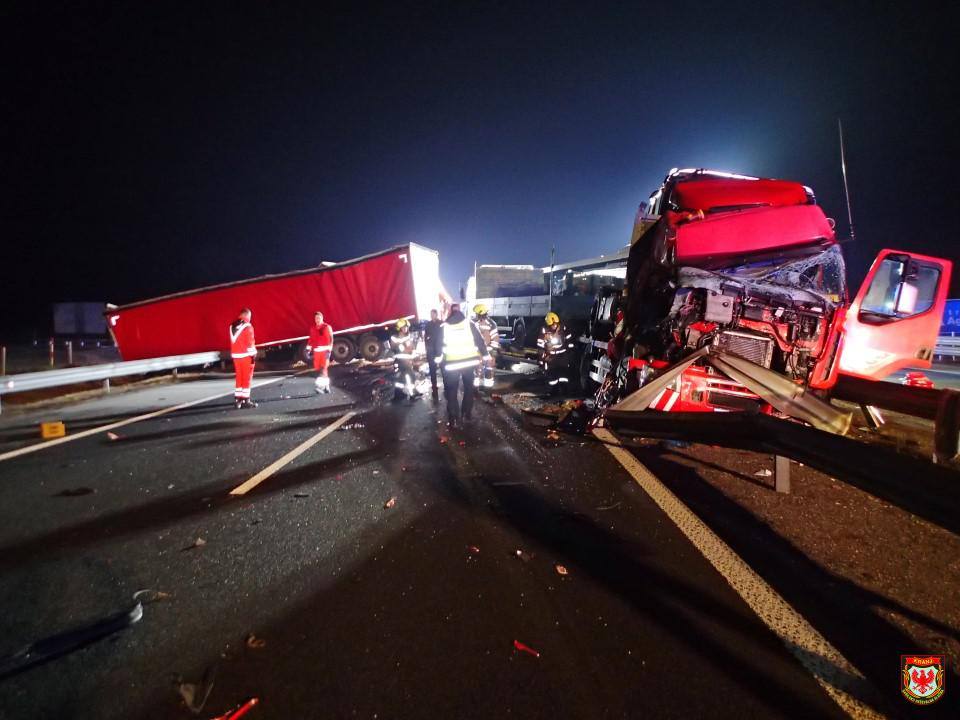 Prometna nesreča tovornjaka in avtobusa na avtocesti
