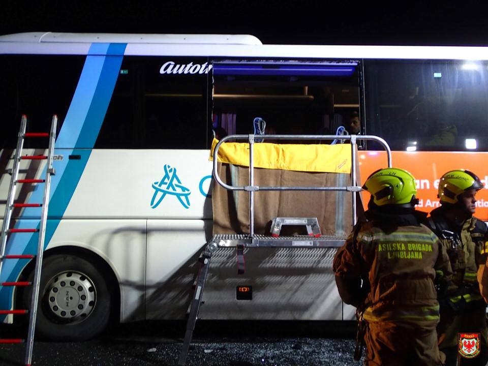 Prometna nesreča tovornjaka in avtobusa na avtocesti (2/2)