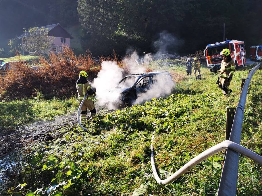 POŽAR VOZILA NA CESTI JEZERSKO - PREDDVOR (2/5)