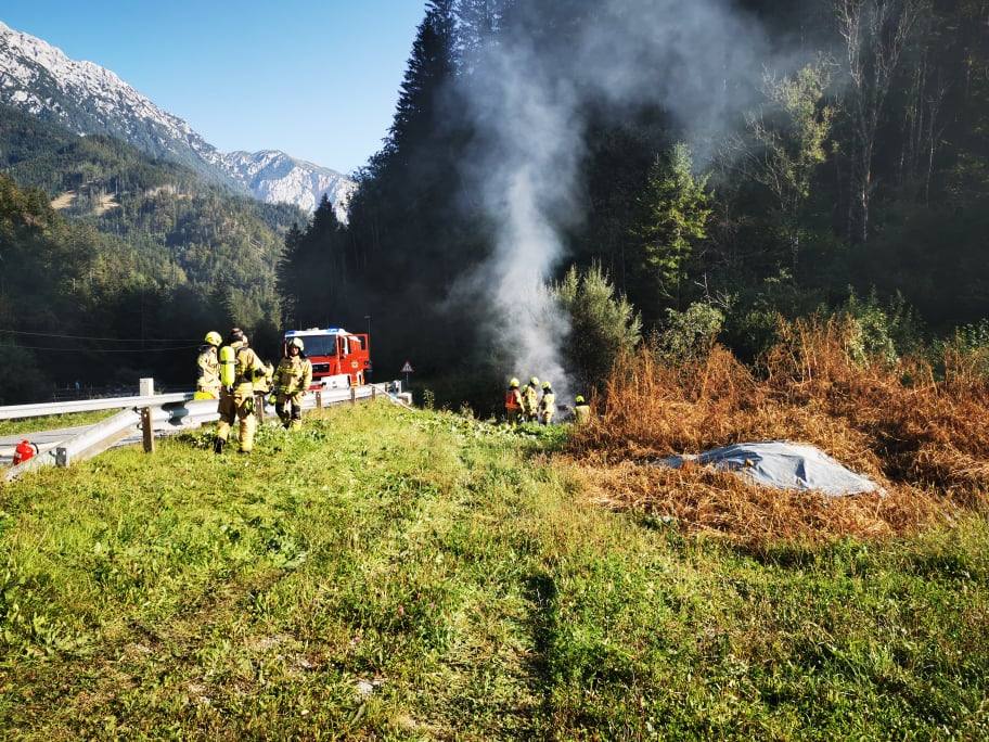 POŽAR VOZILA NA CESTI JEZERSKO - PREDDVOR (3/5)