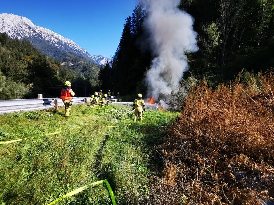 POŽAR VOZILA NA CESTI JEZERSKO - PREDDVOR (4/5)
