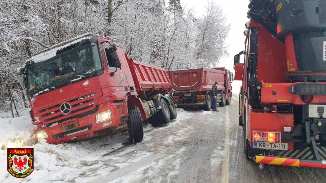 V eni uri dve vozili zleteli s cestišča (1/1)