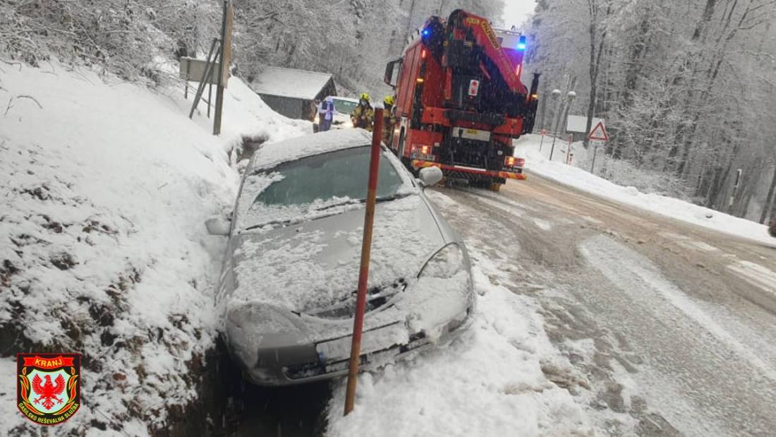 V eni uri dve vozili zleteli s cestišča