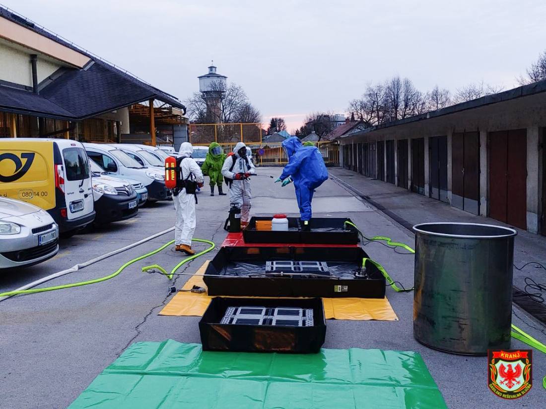 Pošiljka z neznanim belim prahom na pošti