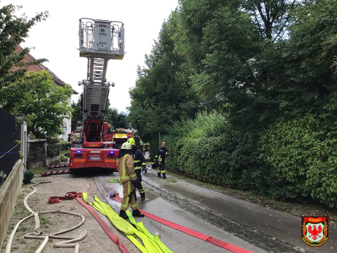 Požar drvarnice ob stanovanjski hiši in požar delavnice (3/8)