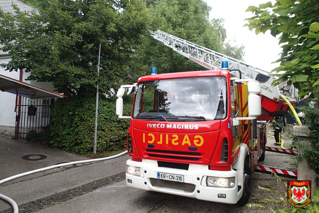 Požar drvarnice ob stanovanjski hiši in požar delavnice (5/8)