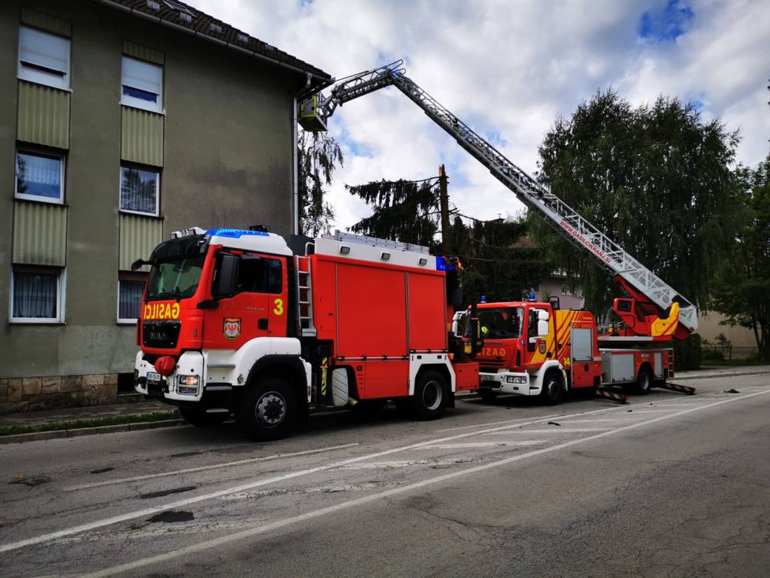 Neurje podrlo drevesa in odkrilo strehe (3/3)