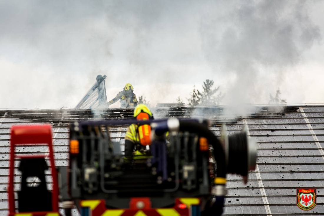 Požar ostrešja na poslovno-gospodarskem poslopju