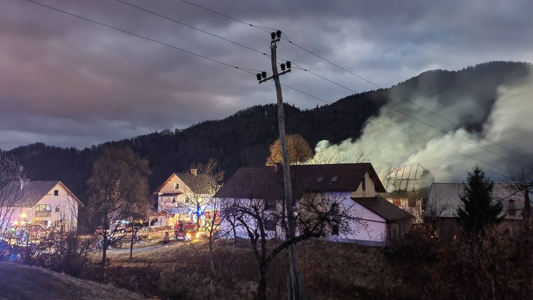 Požar gospodarskega poslopja in požar na deponiji (1/10)