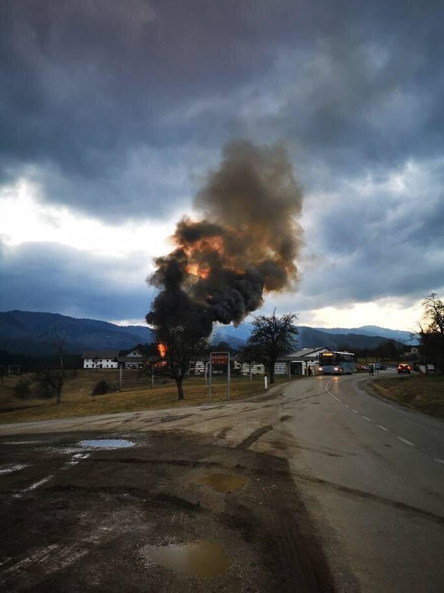 Požar gospodarskega poslopja in požar na deponiji (8/10)