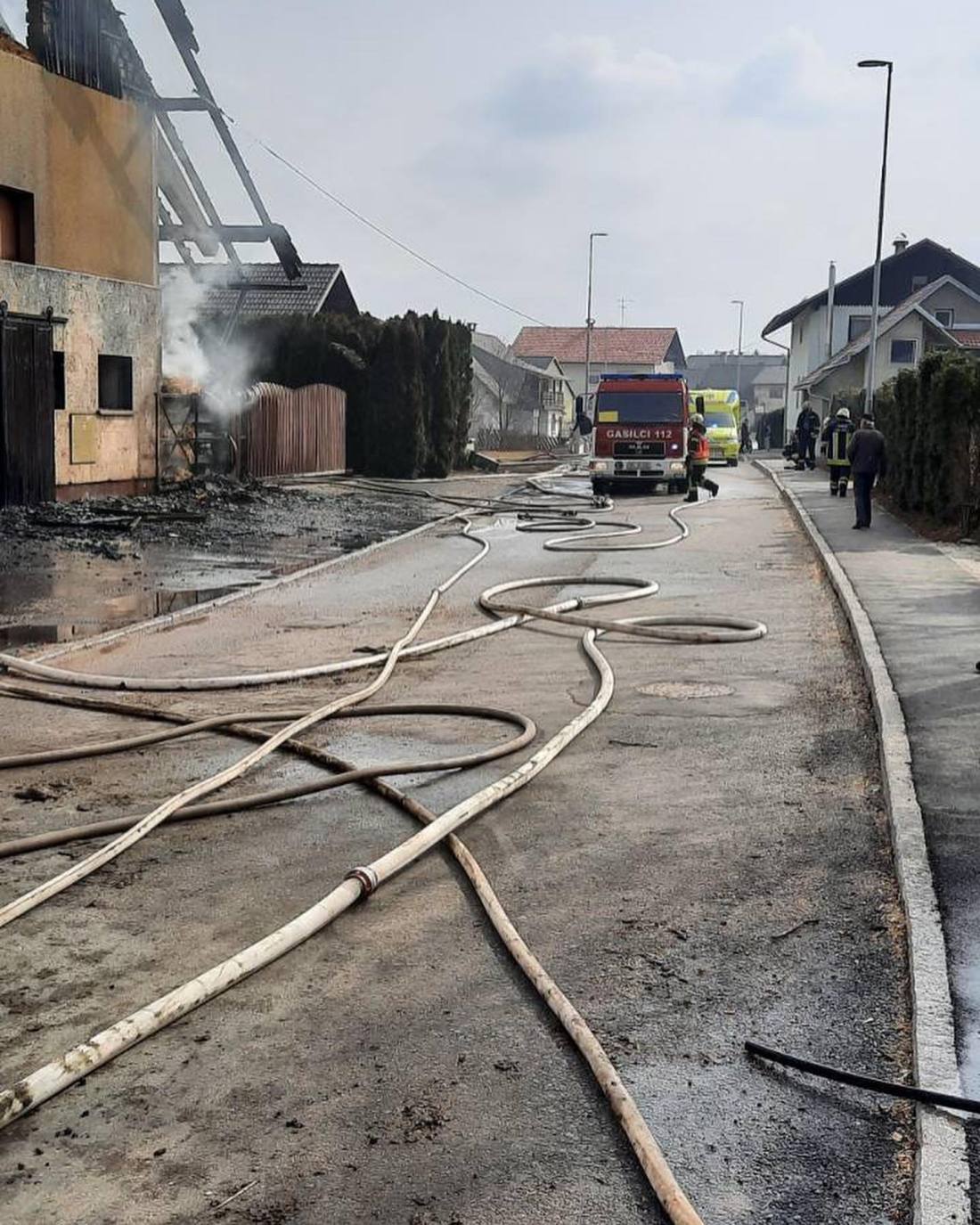 Požar gospodarskega poslopja v Prebačevem (2/4)
