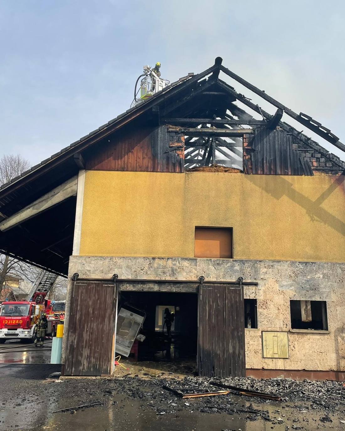 Požar gospodarskega poslopja v Prebačevem (3/4)