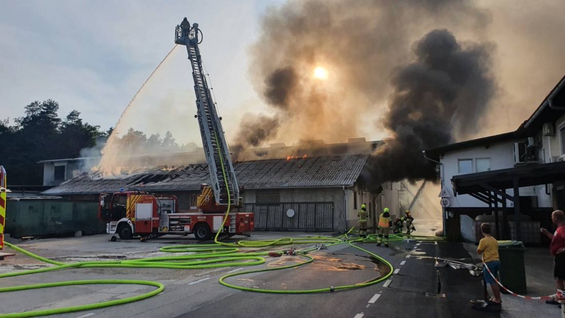 Požar industrijskega objekta v Lazah