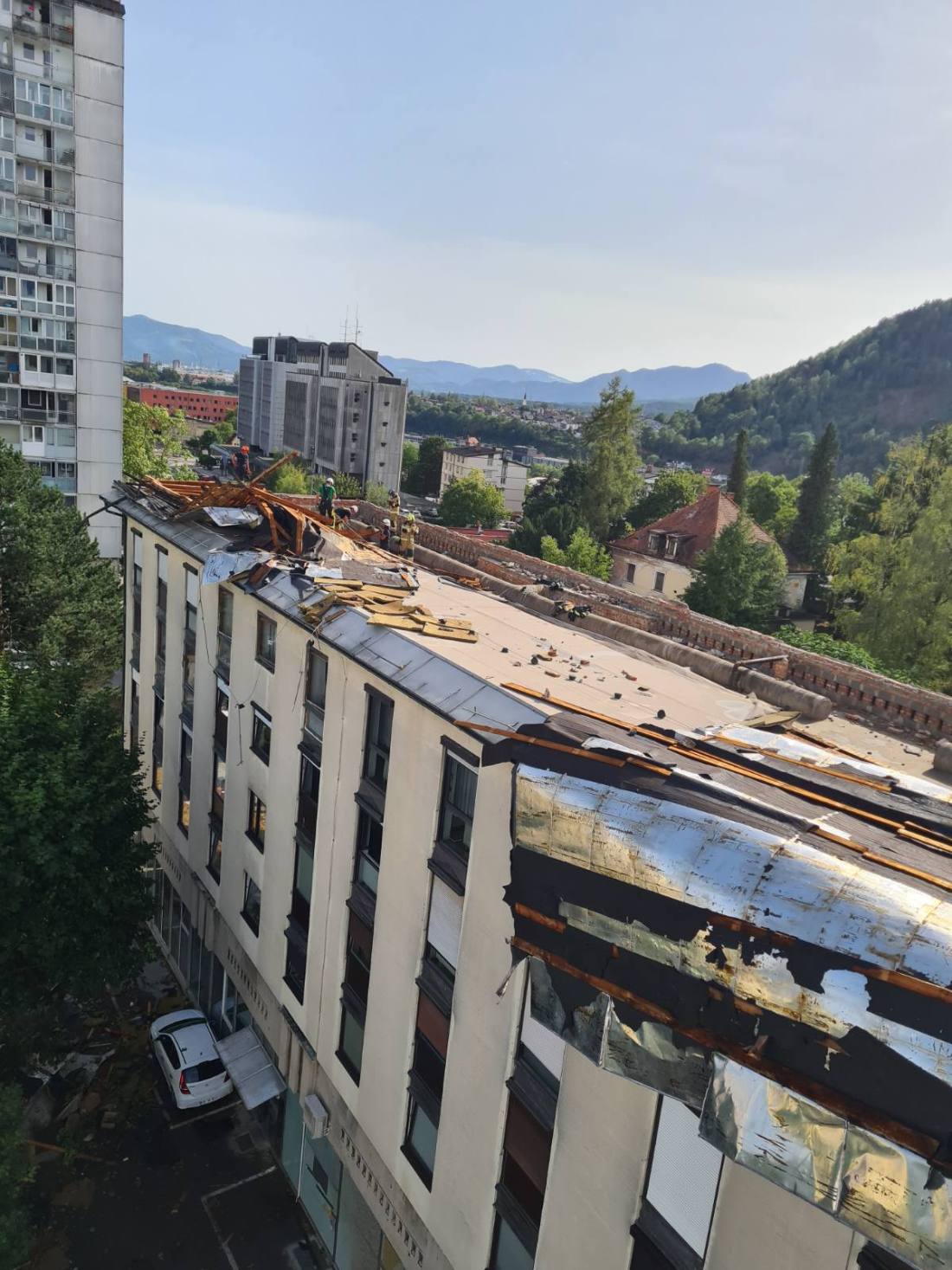 Neurje odkrilo več streh in polomilo drevesa (1/9)