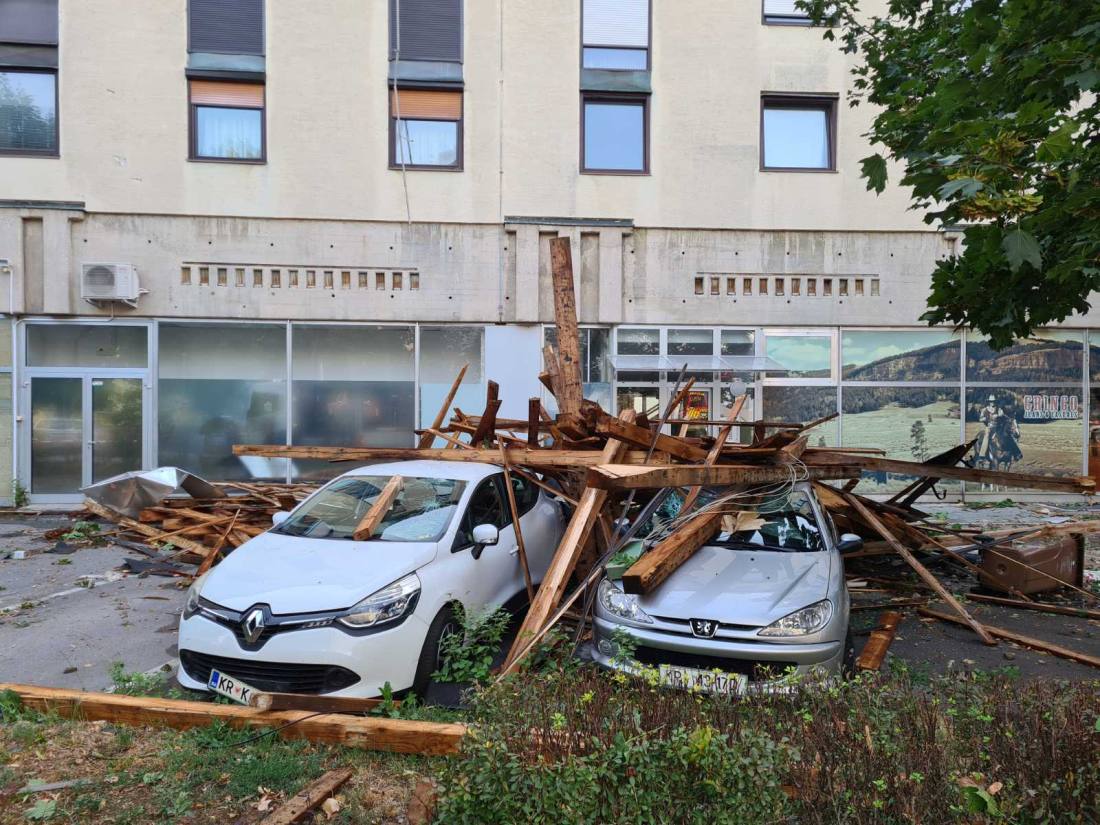 Neurje odkrilo več streh in polomilo drevesa