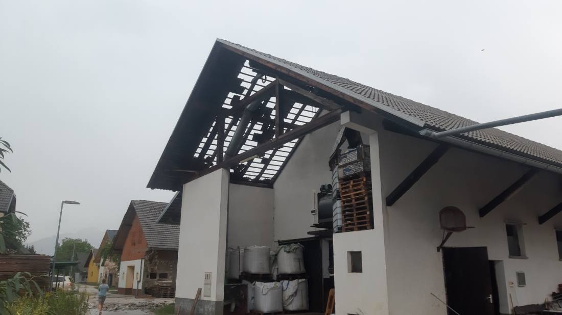 Neurje odkrilo več streh in polomilo drevesa (5/9)