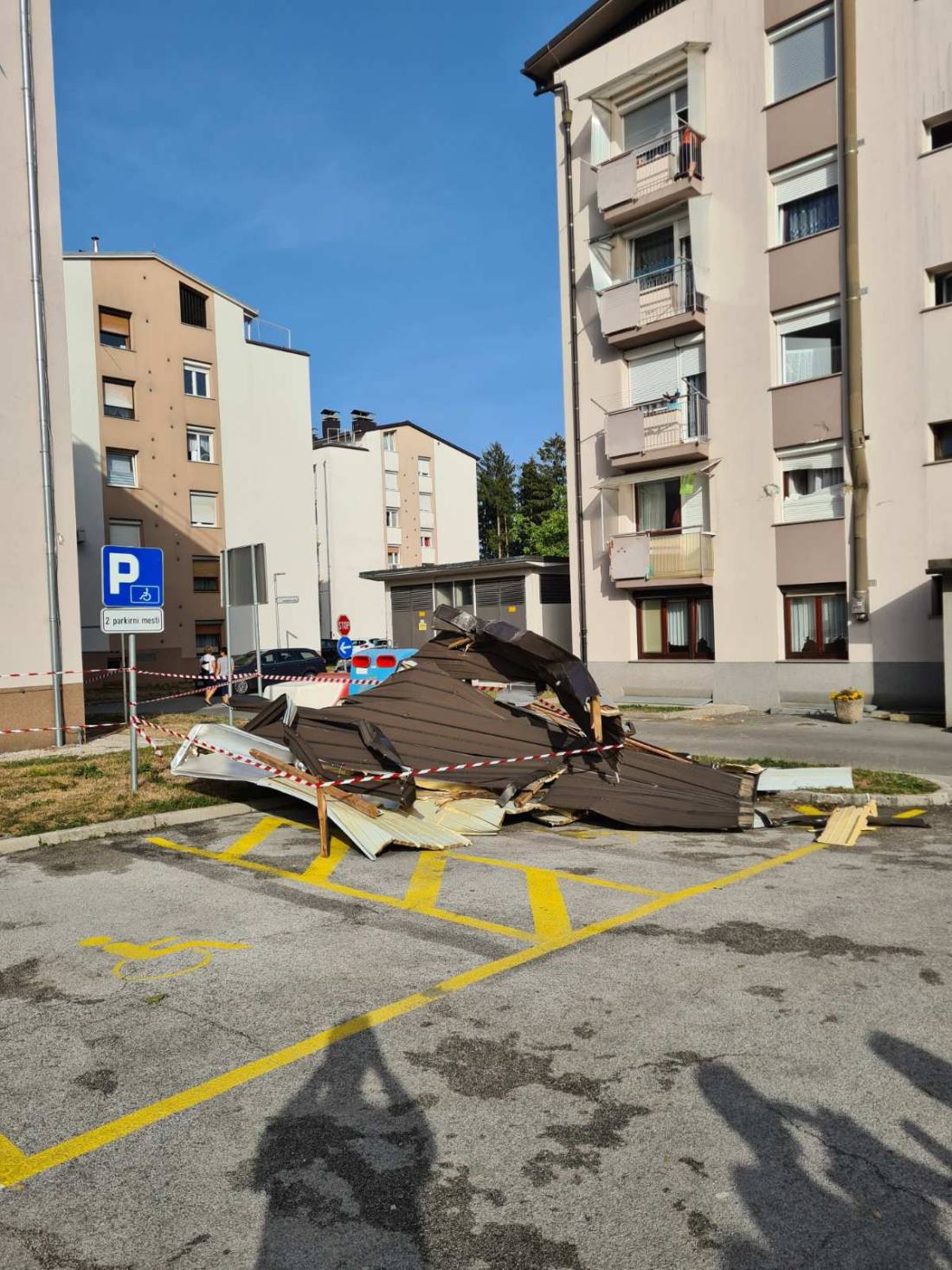 Neurje odkrilo več streh in polomilo drevesa (6/9)