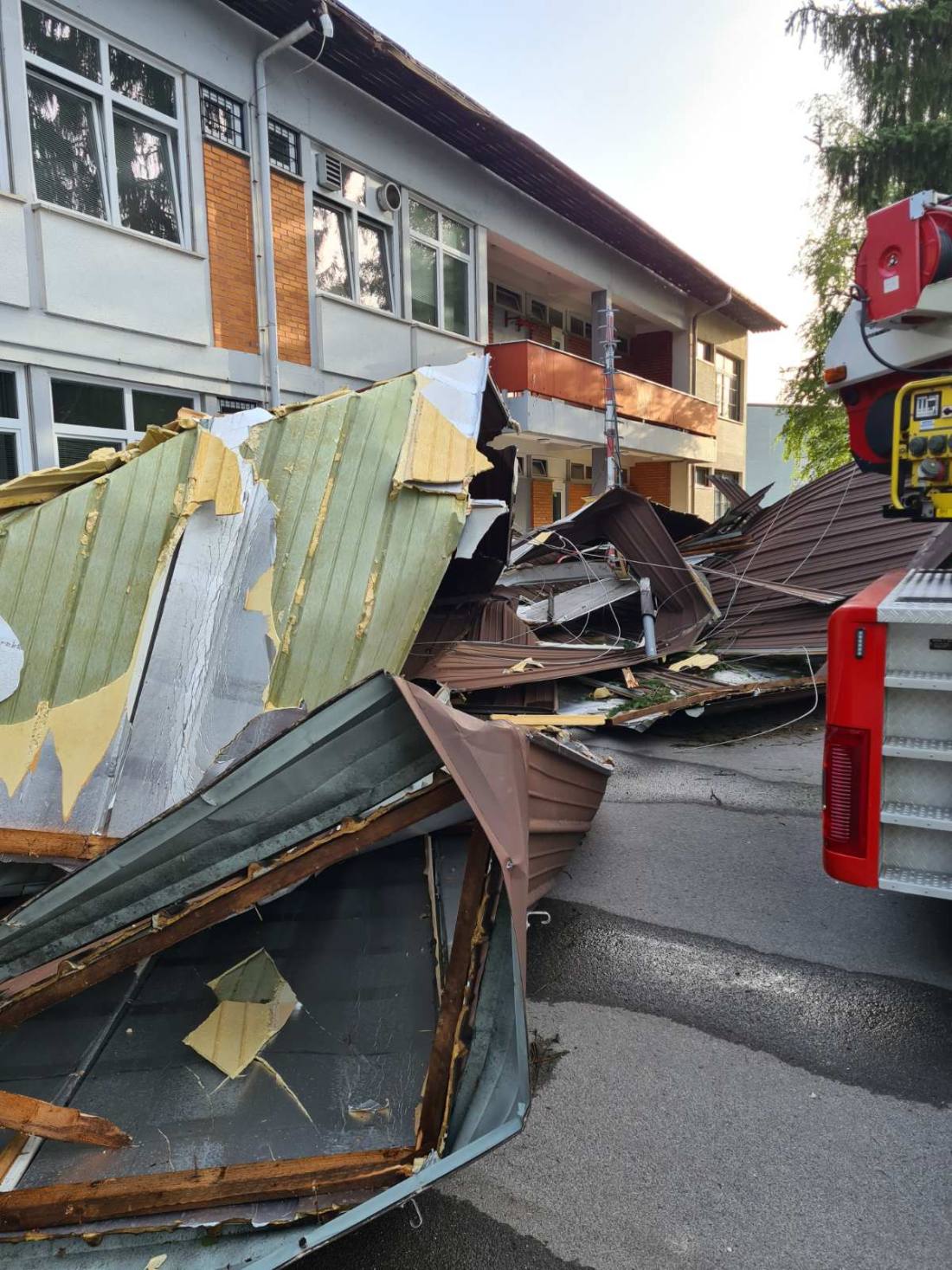Neurje odkrilo več streh in polomilo drevesa (7/9)