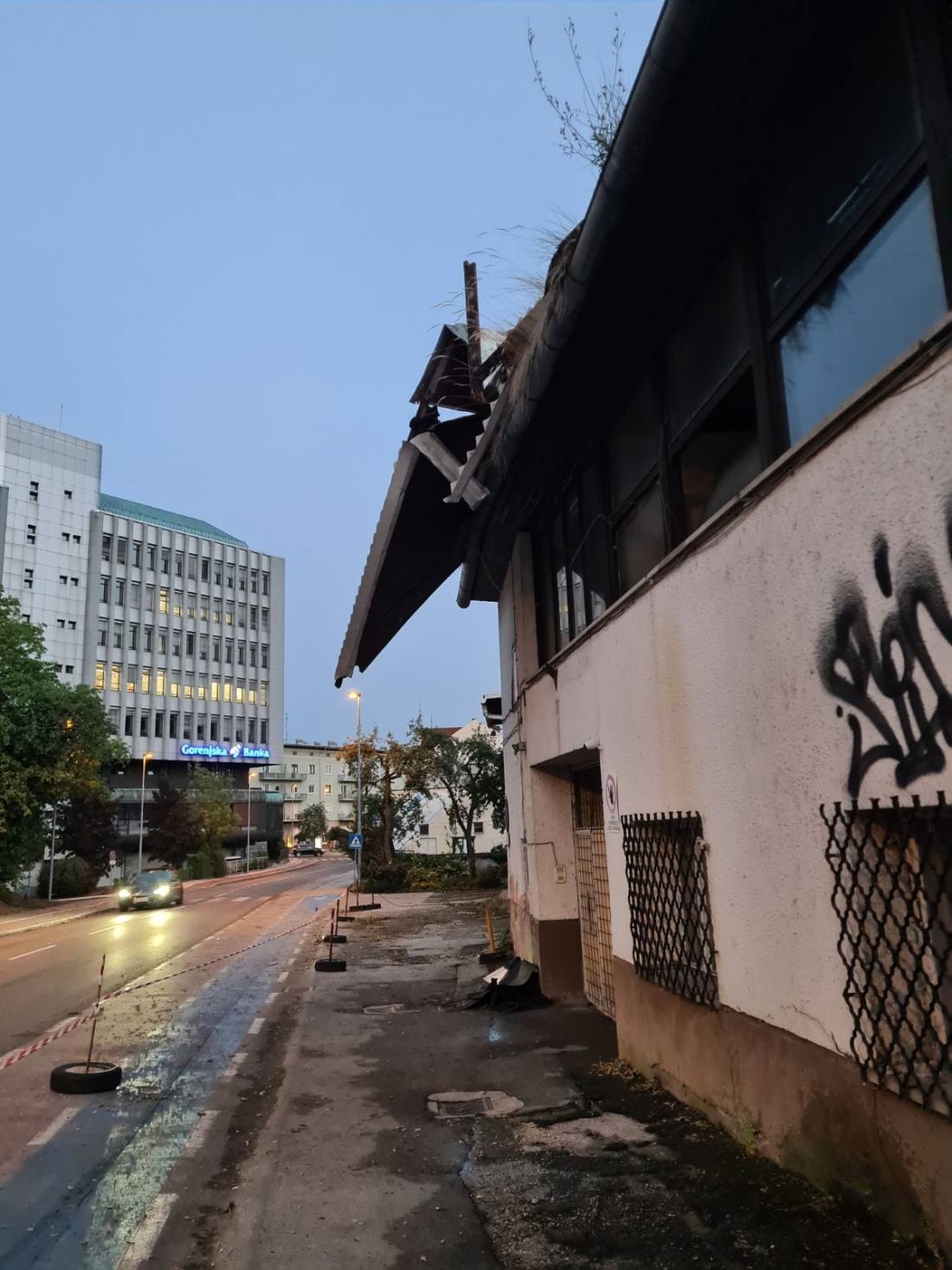 Neurje odkrilo več streh in polomilo drevesa (9/9)