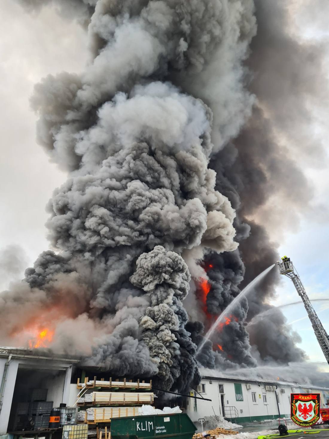 Požar v industrijskem objektu v Škofji Loki (2/3)