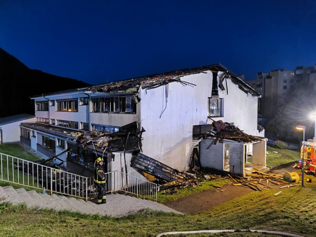 Požar na strehi OŠ Bistrica v Tržiču (1/3)