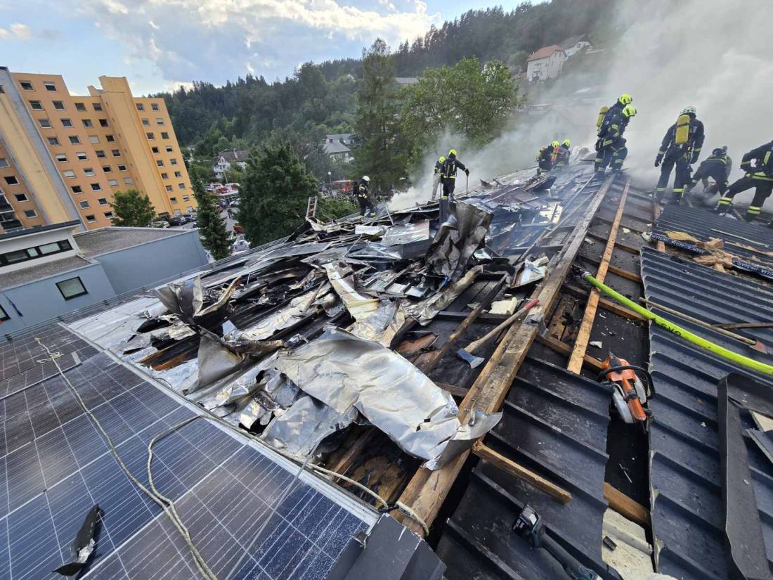 Požar na strehi OŠ Bistrica v Tržiču (2/3)