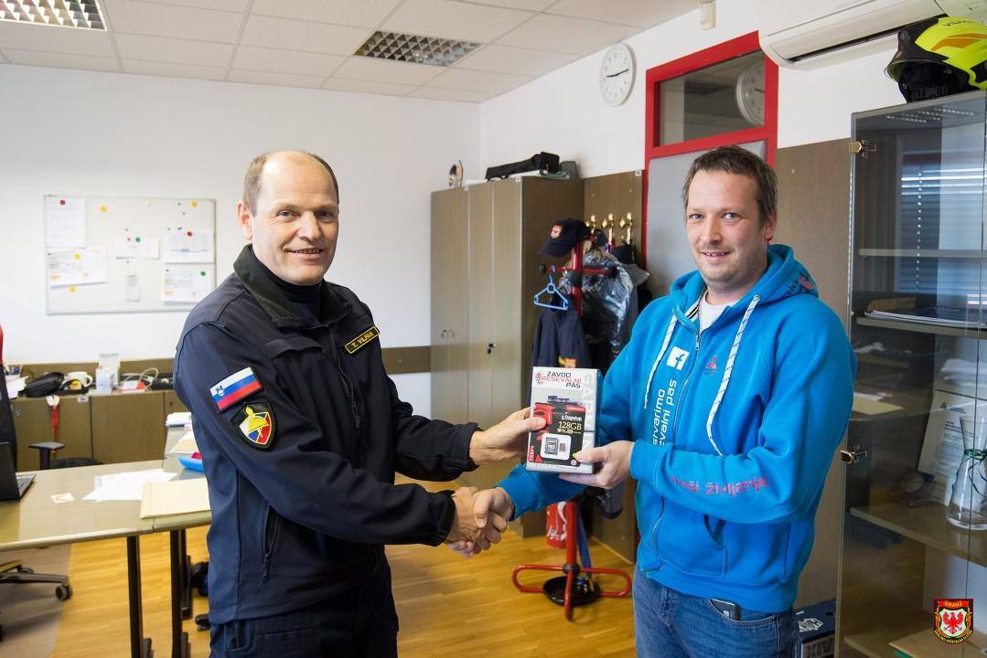 Zavod reševalni pas podaril kamero za snemanje intervencijskih voženj