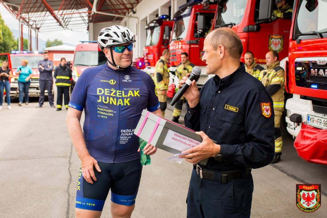 Kranjski gasilci donirali denar za akcijo Deželak junak (4/9)