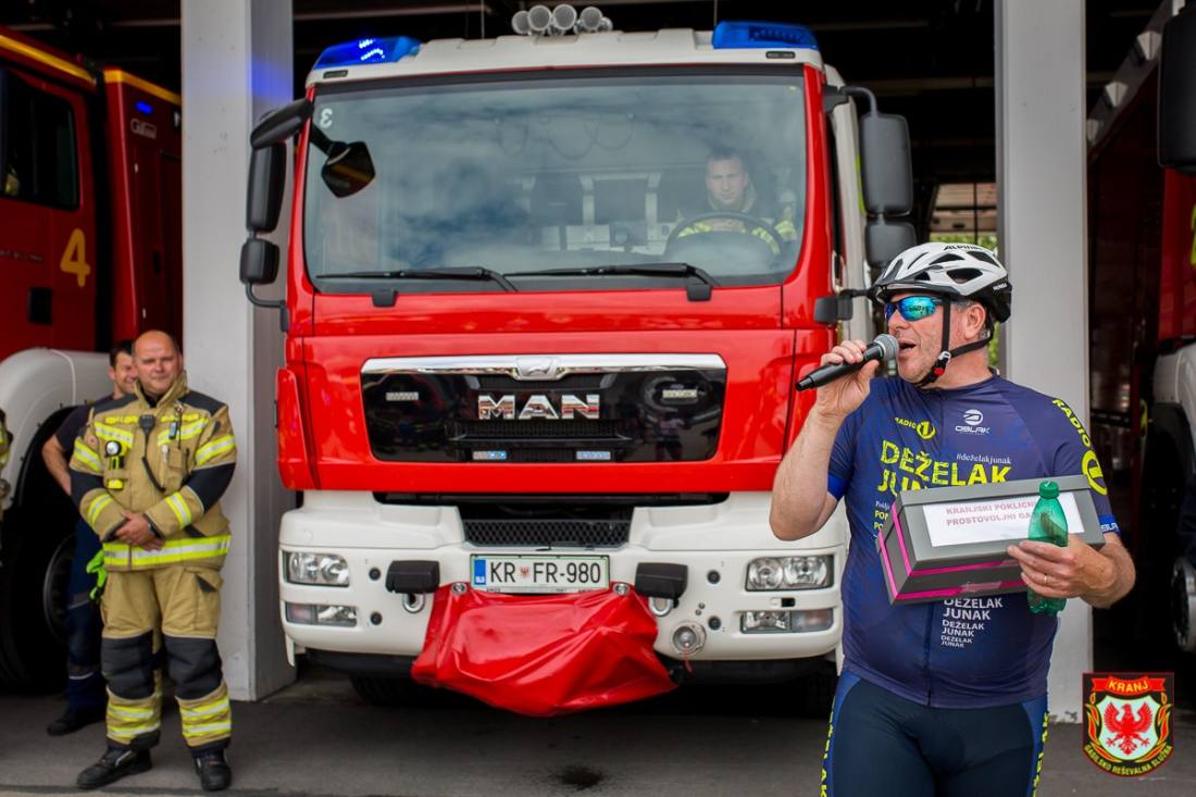 Kranjski gasilci donirali denar za akcijo Deželak junak (6/9)