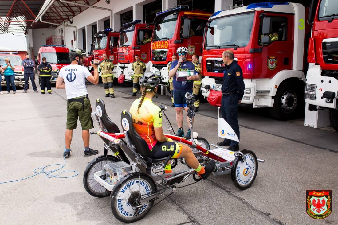 Kranjski gasilci donirali denar za akcijo Deželak junak (7/9)