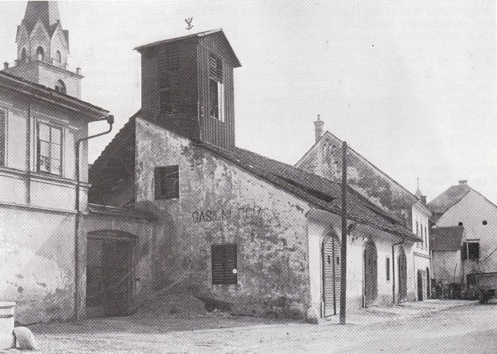 Prvo domovanje kranjskih gasilcev na takratnem Gasilskem trgu v Kranju (za Gradom Kieselstein).