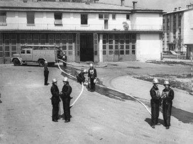 Vaja gašenja z gasilskim vozilom avtocisterna, ki ga je Poklicni gasilski četi Kranja kupilo podjetje IBI.